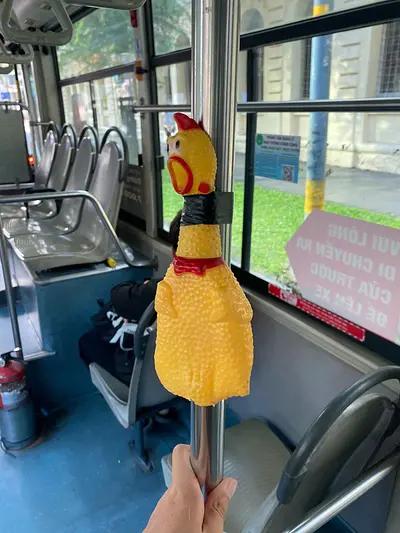 Dùng đồ chơi gà cao su thay chuông bấm